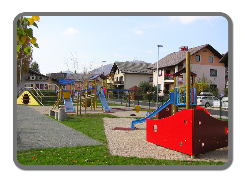 Otroško igrišče (igrala, gumena podlaga, ureditev okolice, polaganje travne ruše) Savica v Stražiču, Kranj
