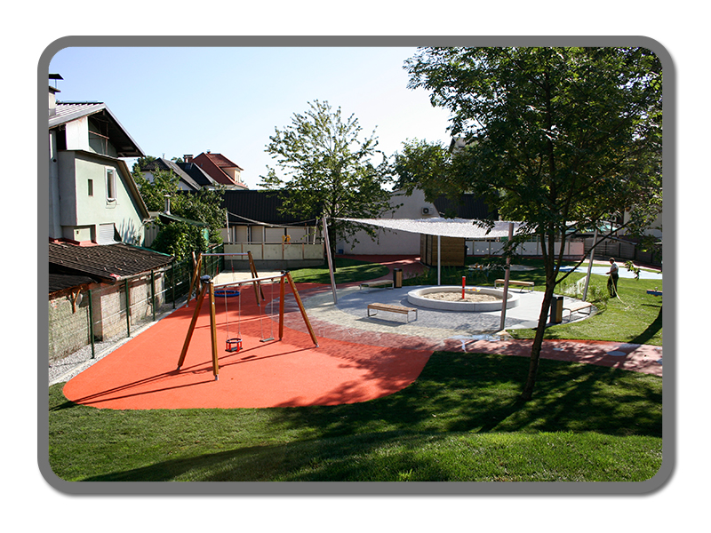 Zasaditev dreves in ozelenitev površin s travno rušo na novem otroškem igrišču vrtca Sapramiška v Ljubljani.